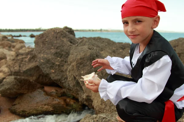 Kaukasischer trauriger kleiner Junge im Piratenkostüm im Freien — Stockfoto