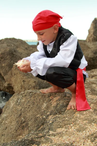 Portret van een schattige jonge jongen verkleed als een piraat permanent aan de kust — Stockfoto