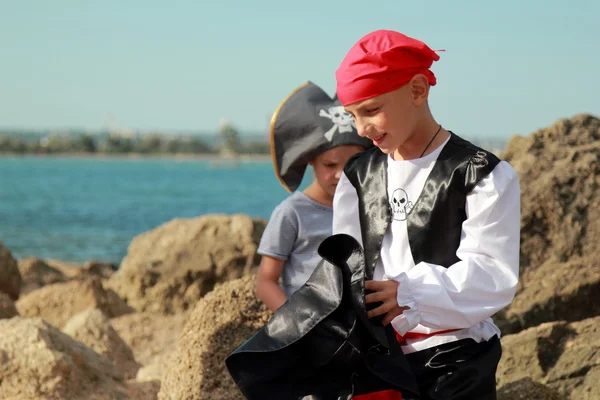 Schattige jonge jongen en meisje piraten — Stockfoto