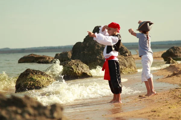 Bambini che giocano vicino al mare pirati — Foto Stock