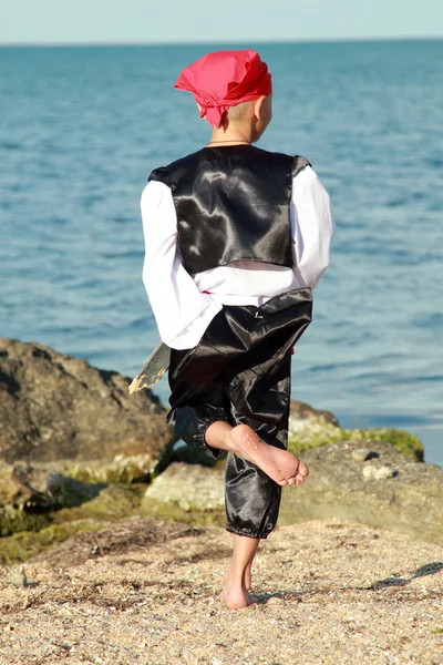 Feliz joven con un traje de pirata al aire libre — Foto de Stock