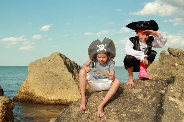 Hermosos niños pequeños pirata niño y niña sosteniendo un mapa pirata — Foto de Stock