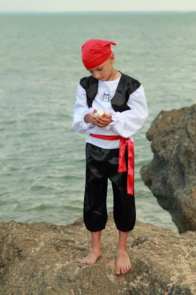 Retrato de um menino vestido de pirata ao ar livre — Fotografia de Stock