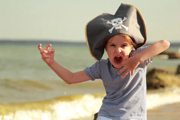 Malvada niña piratas corriendo en la playa en verano día soleado — Foto de Stock