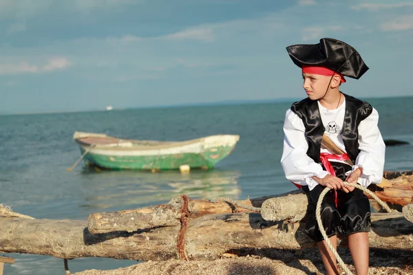 Jovem pirata se prepara para navegar em um barco em mar aberto em recreação marinha — Fotografia de Stock