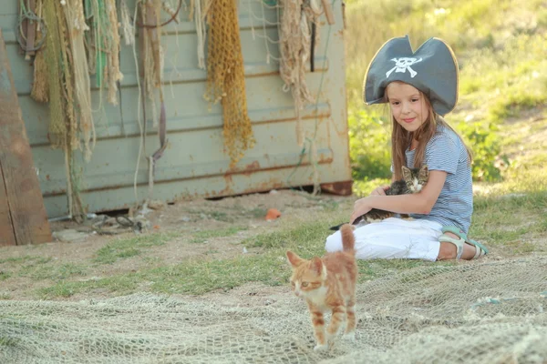 Glada leende liten tjej lekte med en liten kattunge utomhus — Stockfoto