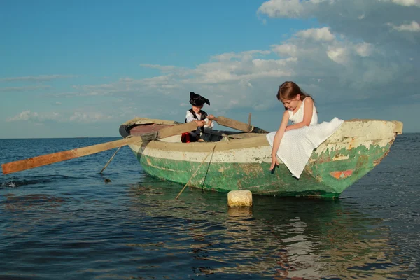 Crianças pequenas bonitas jogar piratas — Fotografia de Stock