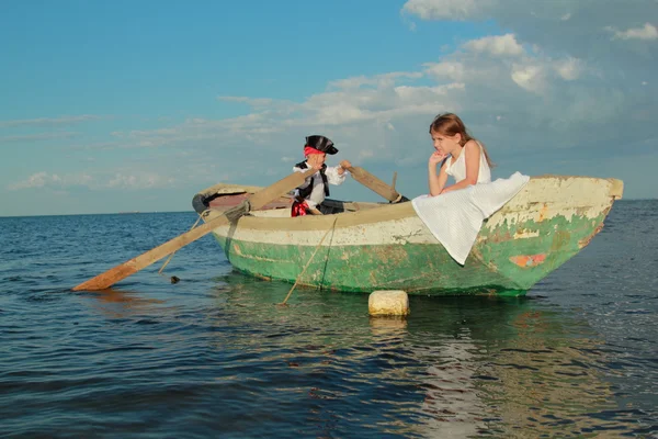 Children play in a pirate of the sea — Stock Photo, Image