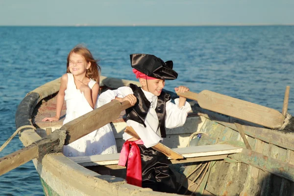 Los niños juegan en un pirata del mar —  Fotos de Stock