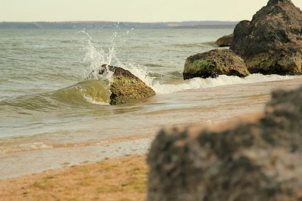 Pedra gigante no mar — Fotografia de Stock