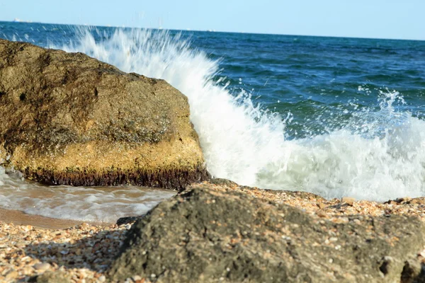 Grote rotsen in de baai in zonnige zomerdag — Stockfoto