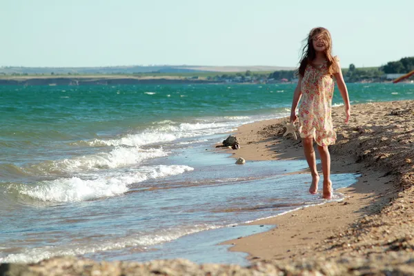 Ganska nöjd ung flicka i en vacker klänning och hålla en sjöstjärna — Stockfoto