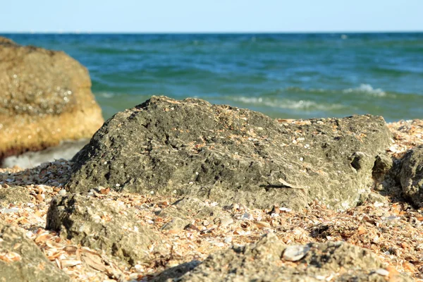 Duże skały w zatoce w słoneczny letni dzień — Zdjęcie stockowe