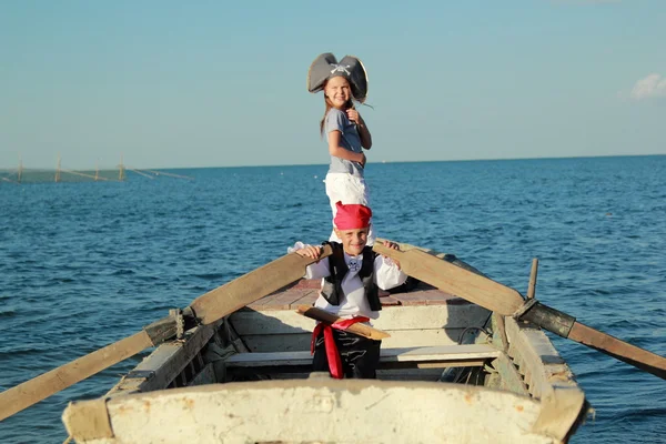 Caucasian joyful little children playing pirates on the sea — Stock Photo, Image