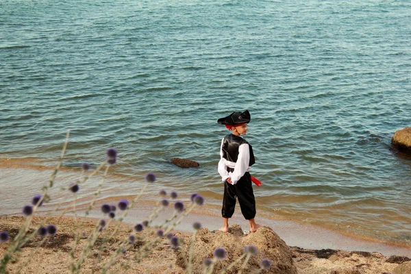 Feliz joven con un traje de pirata al aire libre — Foto de Stock