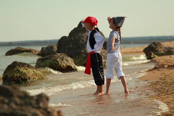 Niños jugando junto a los piratas del mar — Foto de Stock