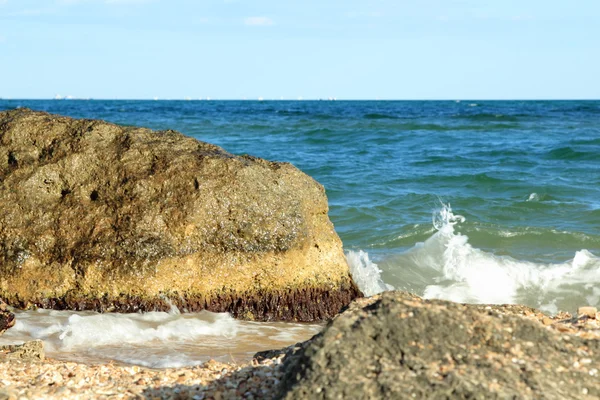 Paesaggio marino con grandi pietre nel mare e sulla riva in una giornata estiva soleggiata — Foto Stock