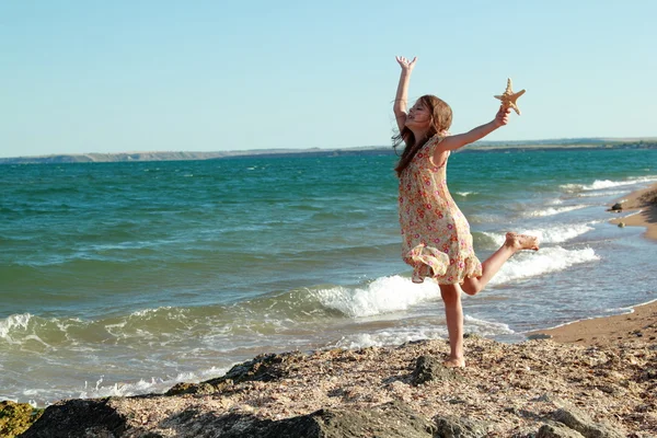 Szép lány egy szép mosollyal, mezítláb, a víz, a strandon játék — Stock Fotó