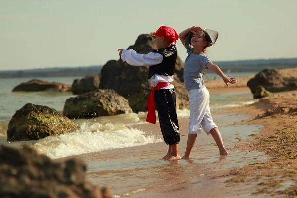 Vrolijke lachende jonge jongen en meisje in piraat kostuums — Stockfoto