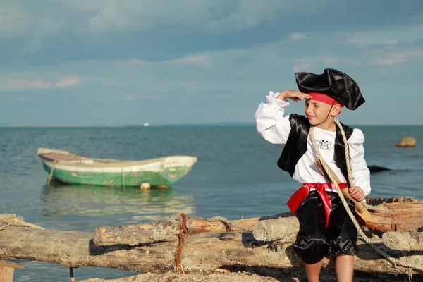 Joven pirata se prepara para navegar en un barco en el mar abierto en la recreación marina — Foto de Stock