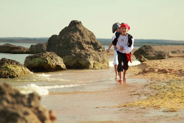 Bambini che giocano vicino al mare pirati — Foto Stock