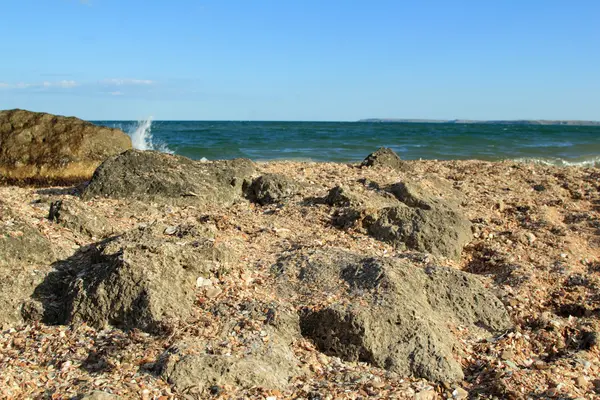 Tropikalnej plaży skały i fale — Zdjęcie stockowe