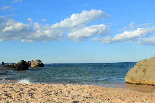 Sea landscape with big stones in the sea and on the shore on a sunny summer day — Stock Photo, Image