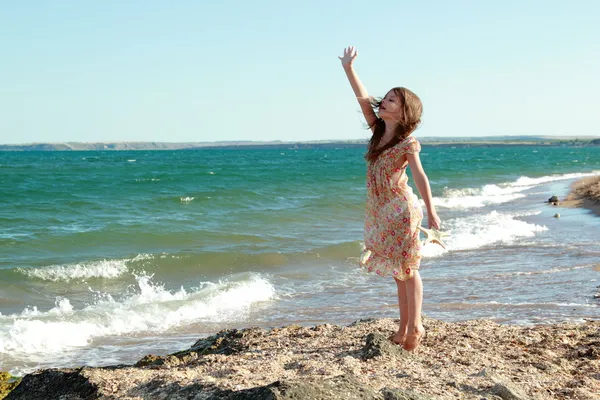 Muito feliz jovem em um vestido bonito e segurando uma estrela do mar — Fotografia de Stock