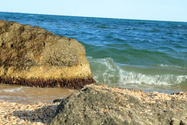 Trópusi tengerparton, sziklák és a hullámok — Stock Fotó