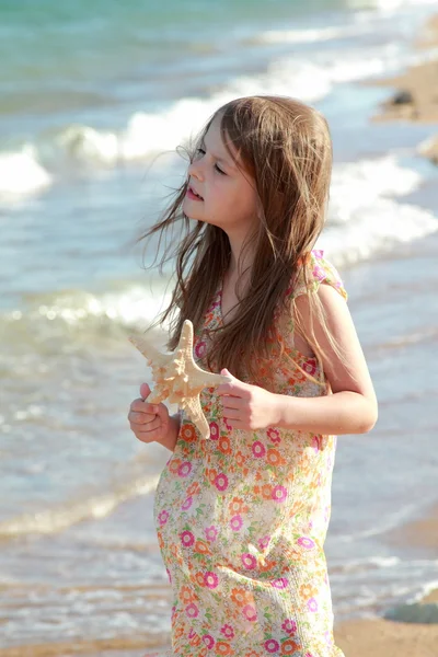 Europea linda niña sosteniendo una concha — Foto de Stock