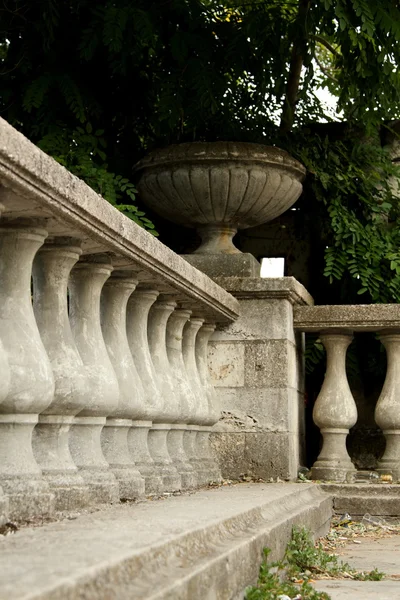 Винтажные красивые перила во дворе древнего города Лицензионные Стоковые Фото
