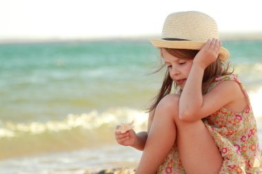 çok güzel bir gülümseme ile büyüleyici bir genç kız portresi