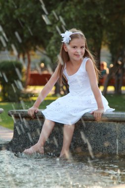 Şehir çeşmenin duran, düşünceli, küçük casual kız