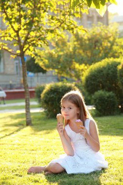 gülen çocuk yaz Park'ta dondurma yeme.