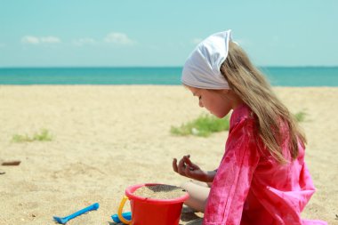 sevimli küçük kız var eğlenceli bir kumsala arka plan üzerinde
