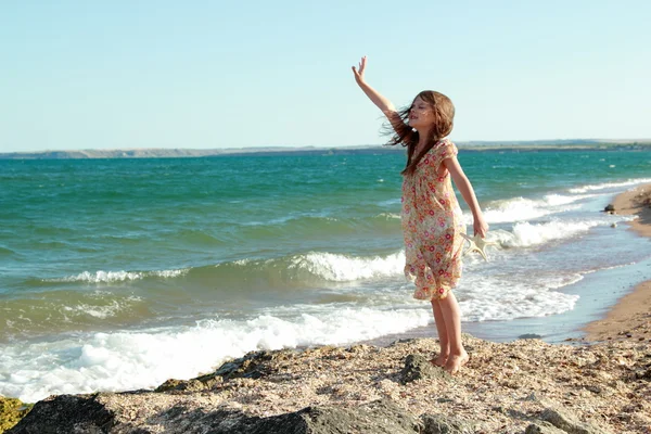 Bastante feliz joven con un hermoso vestido y sosteniendo una estrella de mar —  Fotos de Stock