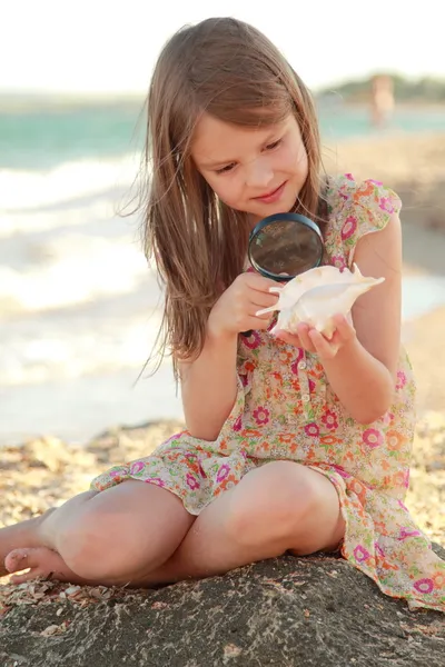 Evropské roztomilá holčička drží mušle — Stock fotografie