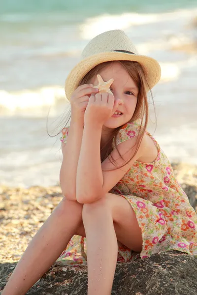 Europeiska söt liten flicka som håller en snäcka — Stockfoto