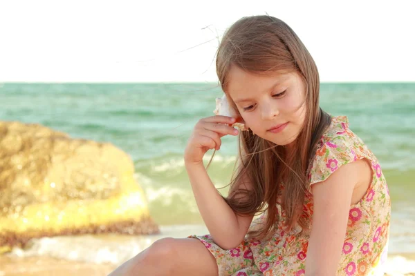 Belle fille avec un beau sourire jouant pieds nus dans l'eau sur la plage — Photo