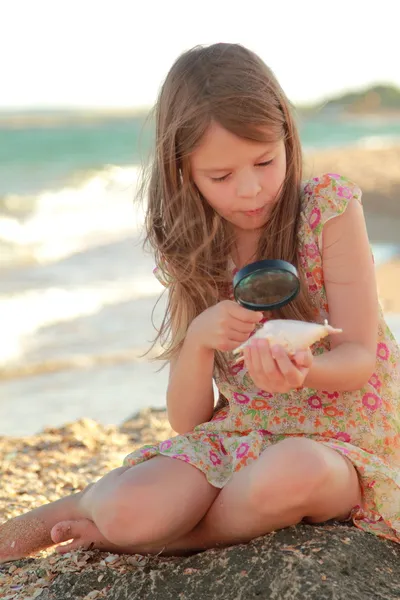 Européen mignonne petite fille tenant un coquillage . — Photo