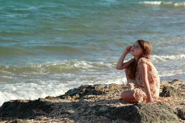 European cute little girl holding a seashell — Stock Photo, Image