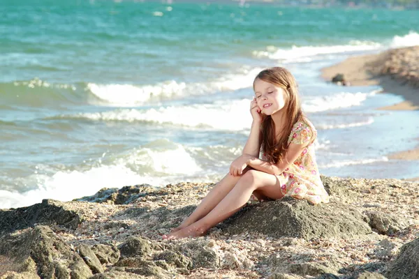 Chica encantadora con una hermosa sonrisa jugando descalzo en el agua en la playa —  Fotos de Stock