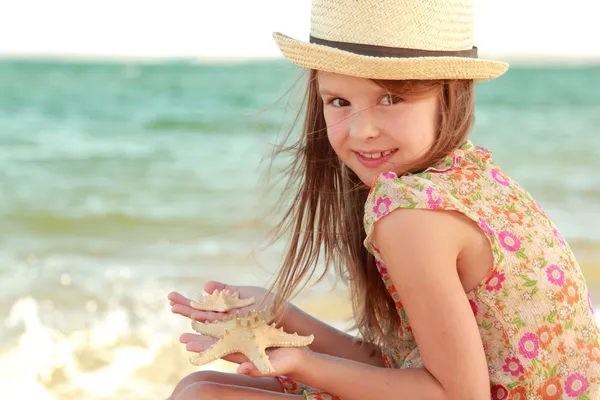 Retrato de uma menina que sonha com um chapéu em um fundo de uma paisagem do mar ao ar livre — Fotografia de Stock