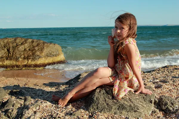 조개와 드레스는 여름에 행복 한 젊은 여자의 초상화. — 스톡 사진