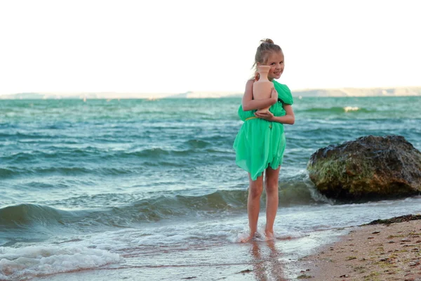 Malá řecká bohyně na pláži. — Stock fotografie