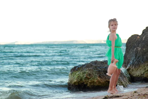 Pequeña diosa griega en la playa . — Foto de Stock