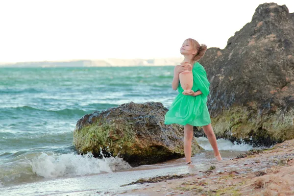 Pequena deusa grega na praia . — Fotografia de Stock