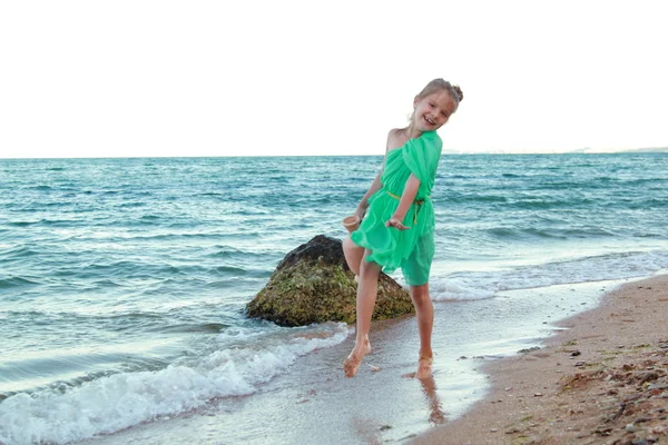 Pequena deusa grega na praia . — Fotografia de Stock