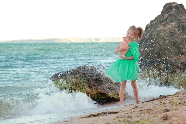 Griechisches lächelndes kleines Mädchen in Tunika hält uralte Amphore — Stockfoto