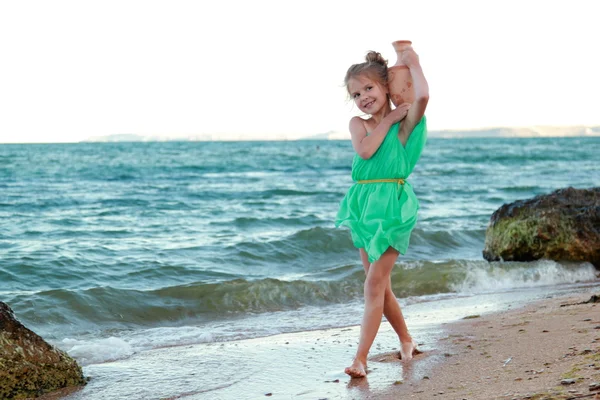 Roztomilá mladá dívka s krásný úsměv jako krásné řecké bohyně. — Stock fotografie
